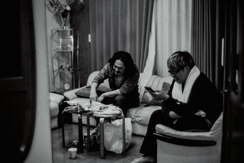 出張先の宿での楽しそうなミーティングという名の晩餐会。