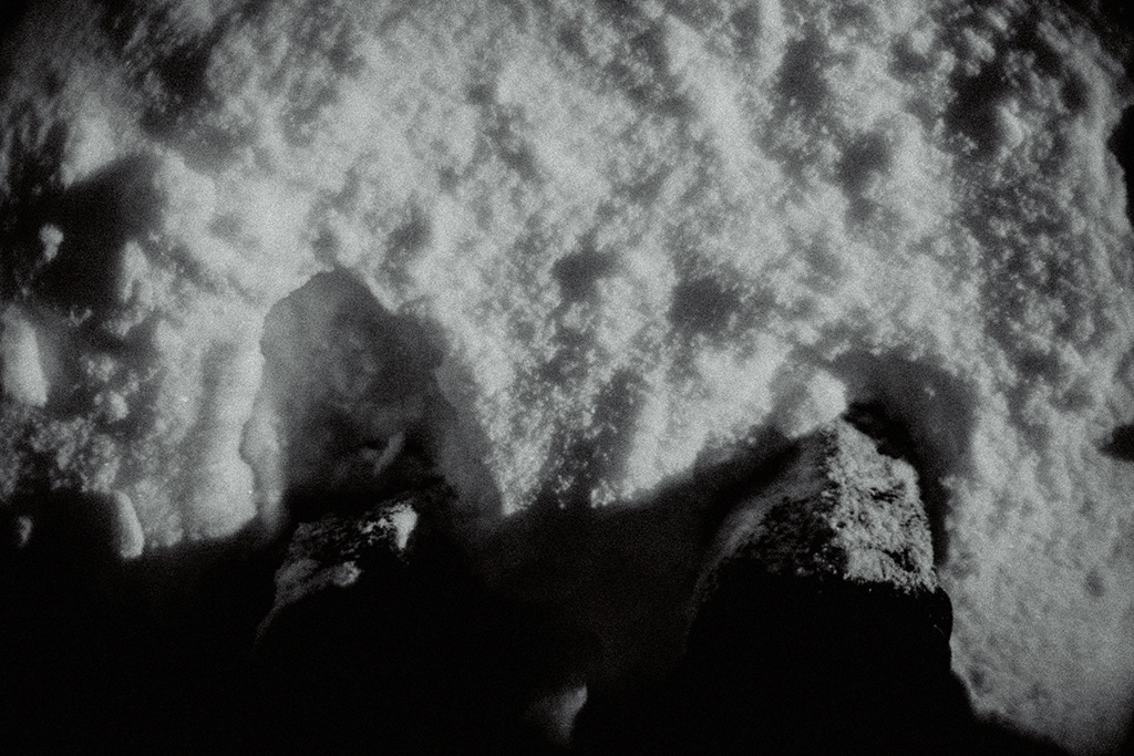 積もった雪と埋まる足元。