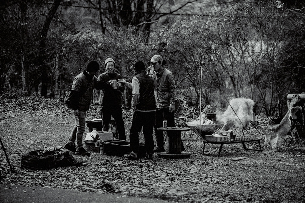 焚き火と乾杯風景。