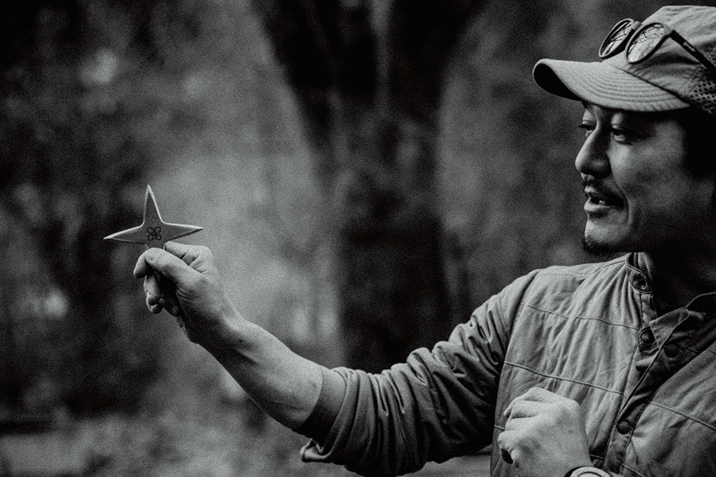 手裏剣を持つ友人。