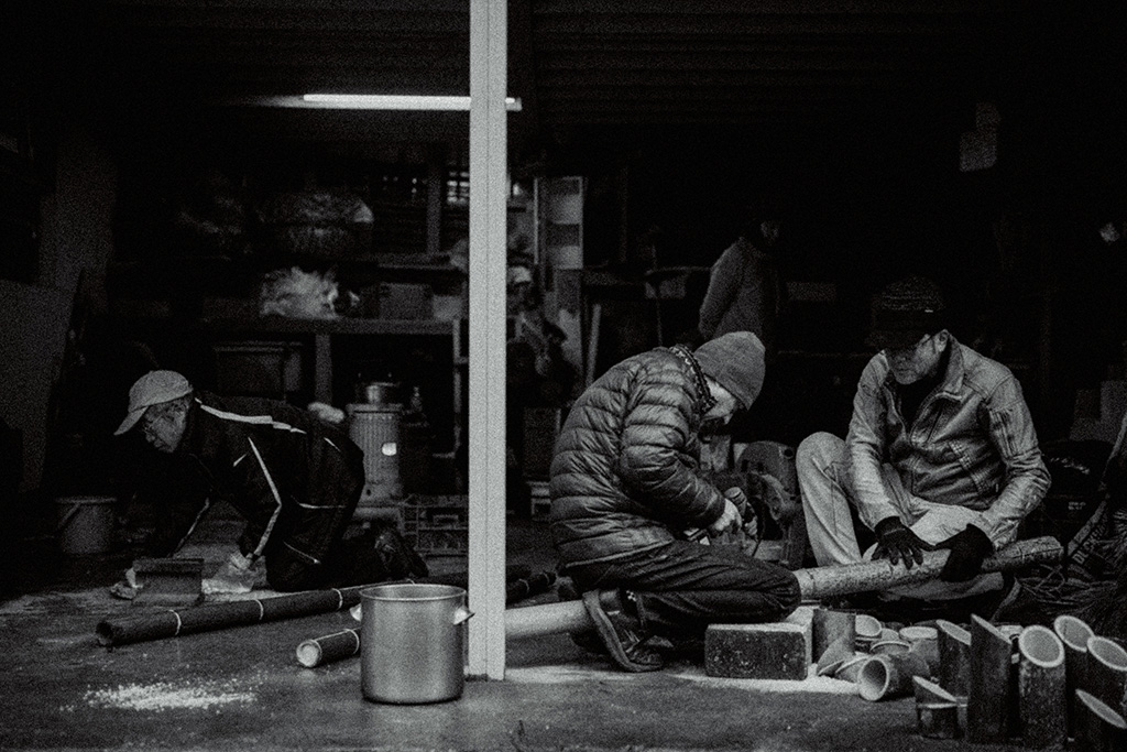 地域の有志で竹灯籠づくり