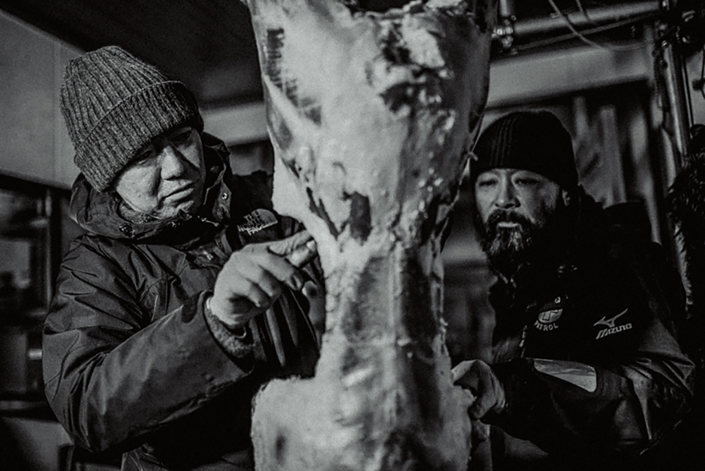 鹿の解体を教える狩猟者松川
