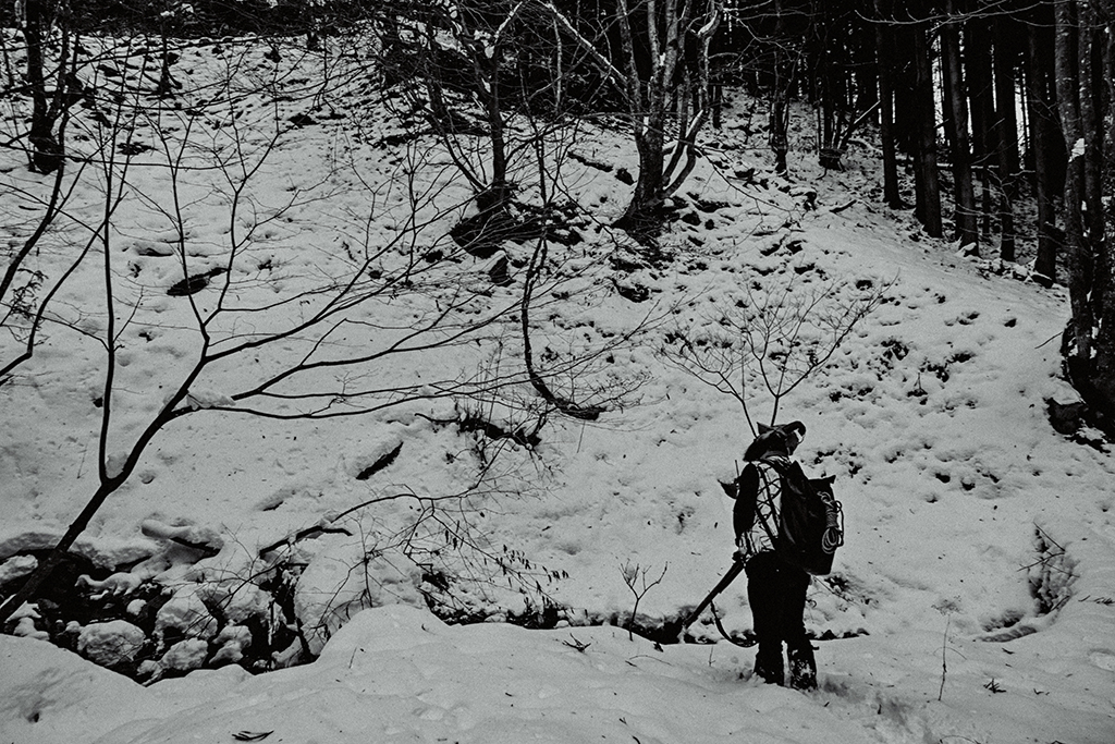 山を見上げる狩猟者松川
