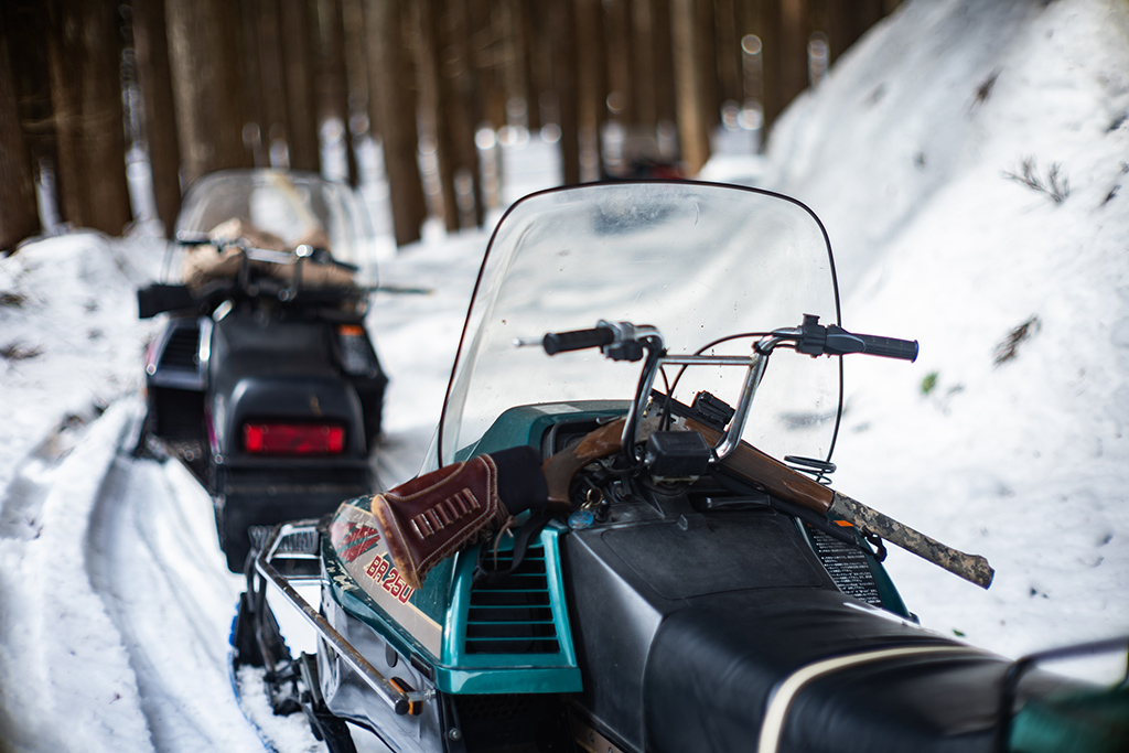 スノーモービルと上下2連銃