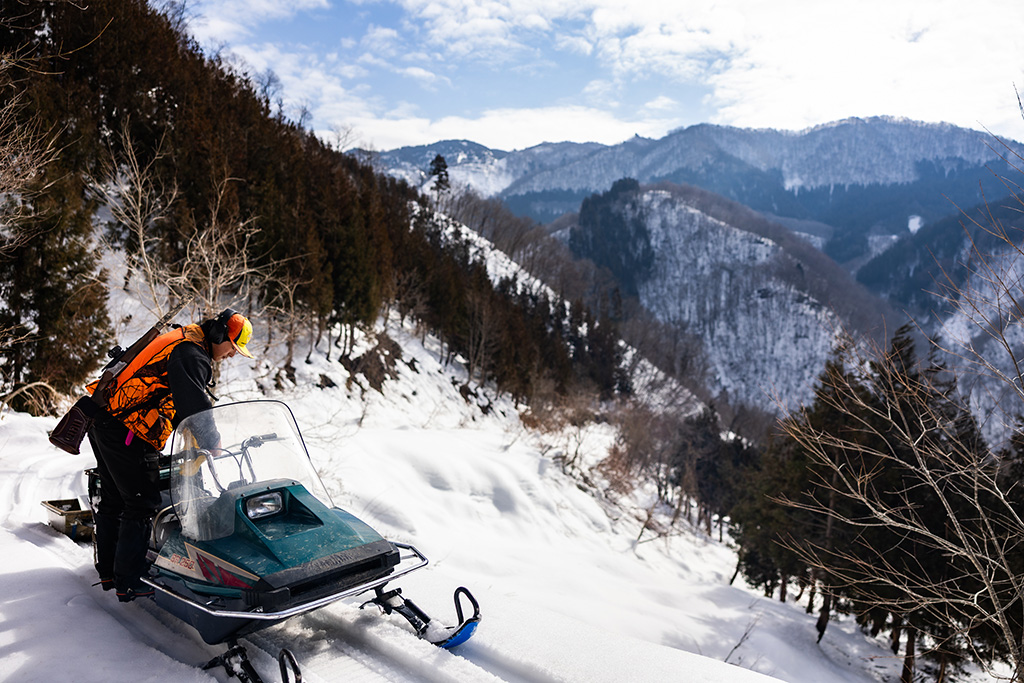 スノーモービルで奥山へ進む