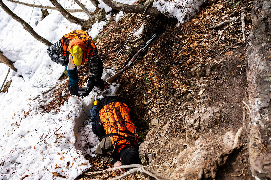 半身を乗り出し内視鏡を奥へ進める。