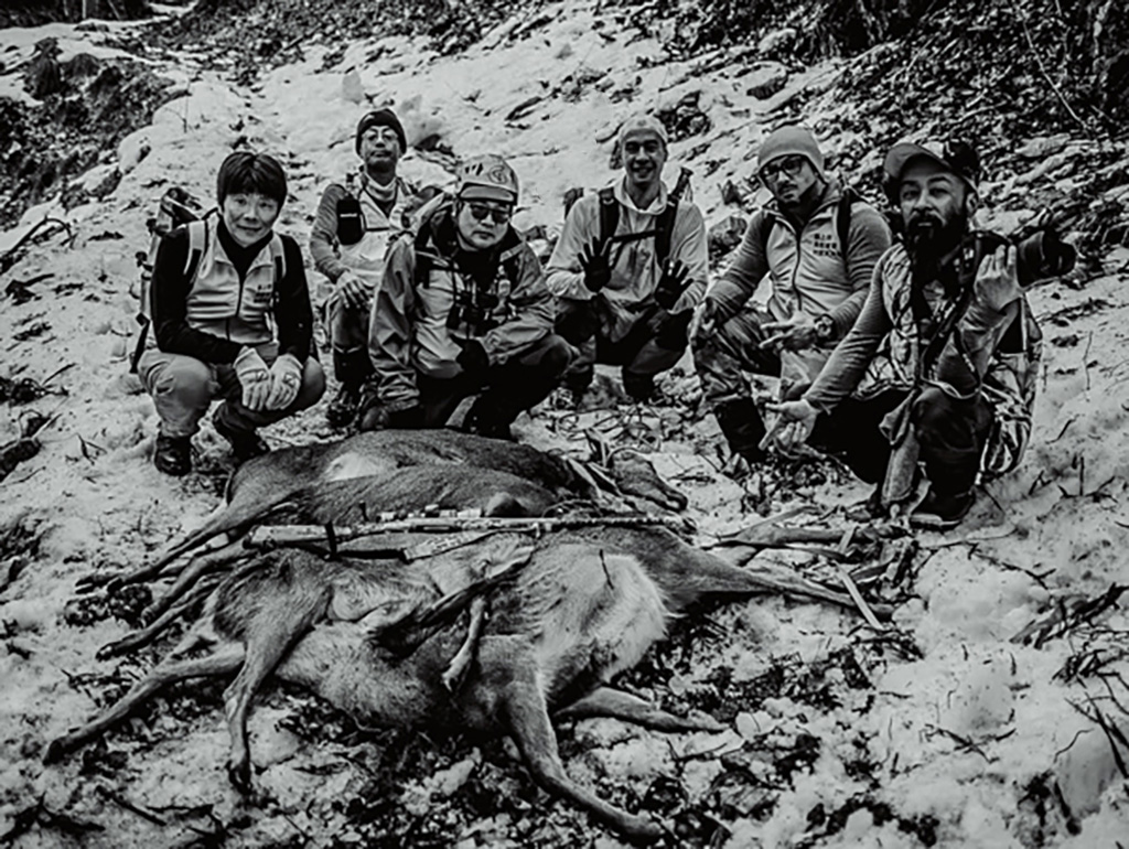 捕獲した鹿と記念撮影