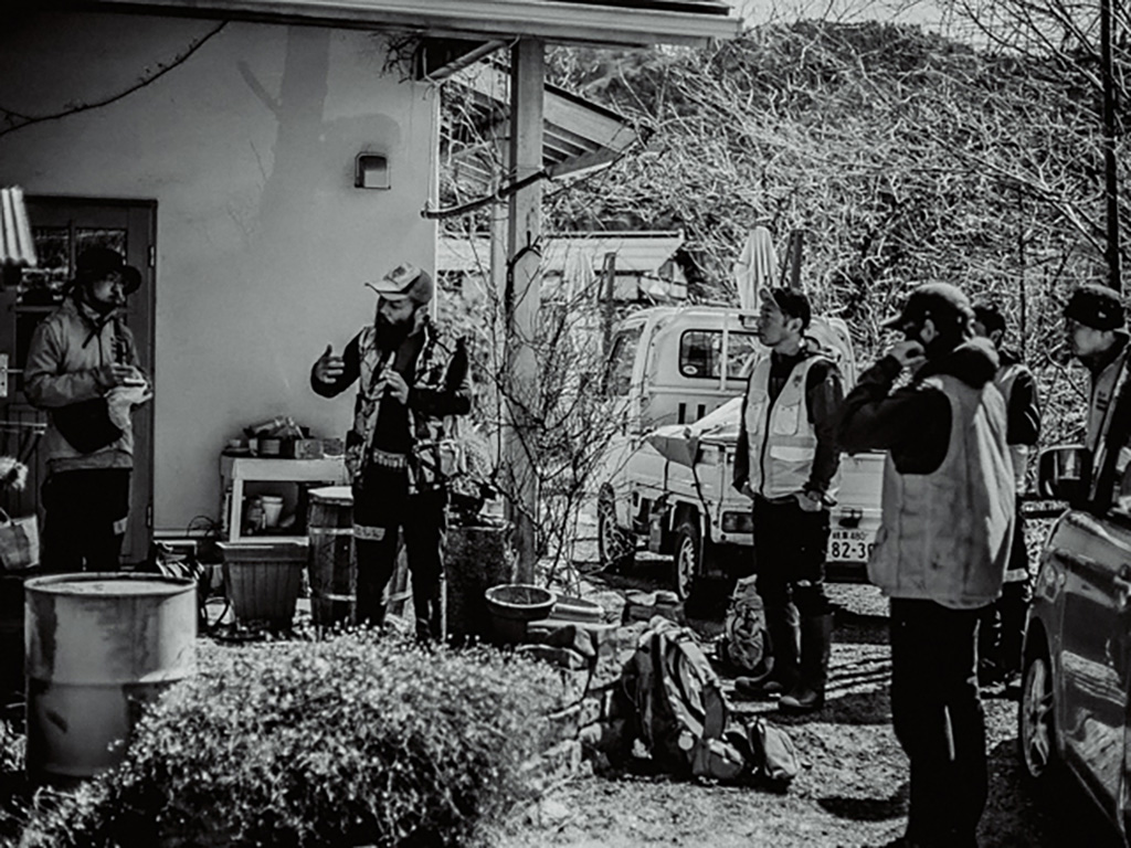 休憩場所で説明する様子