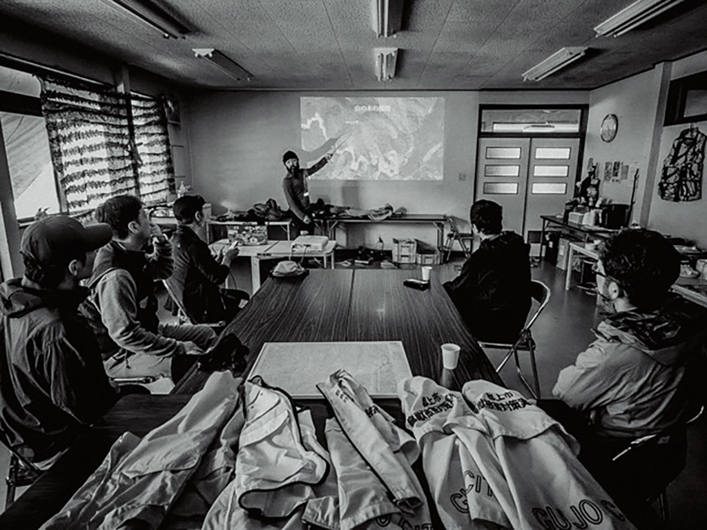 ツアー開始前に説明する様子