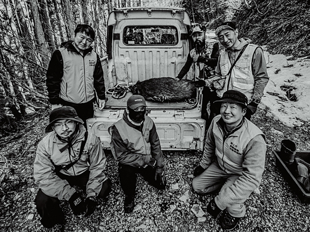 捕獲した猪と記念撮影