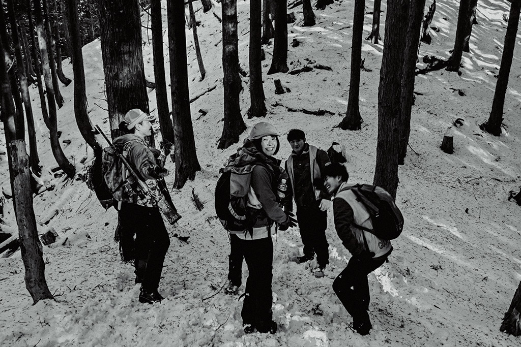 山を歩く笑顔のツアー参加者