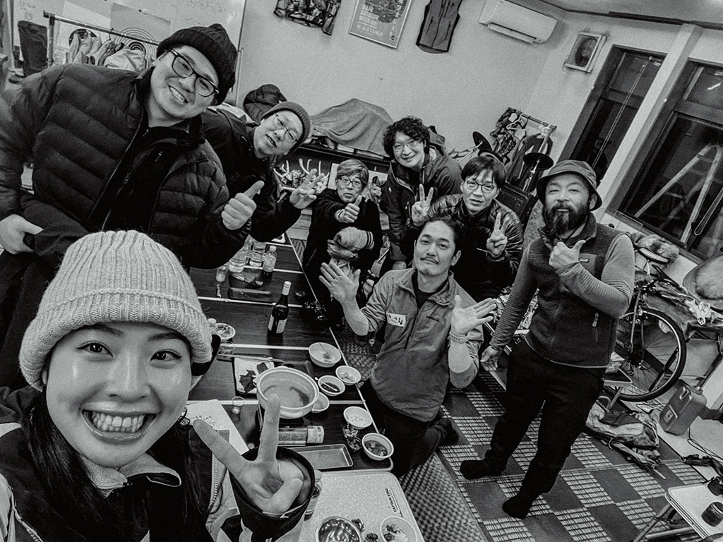 参加者のスマホで自撮り風にみんなで記念写真