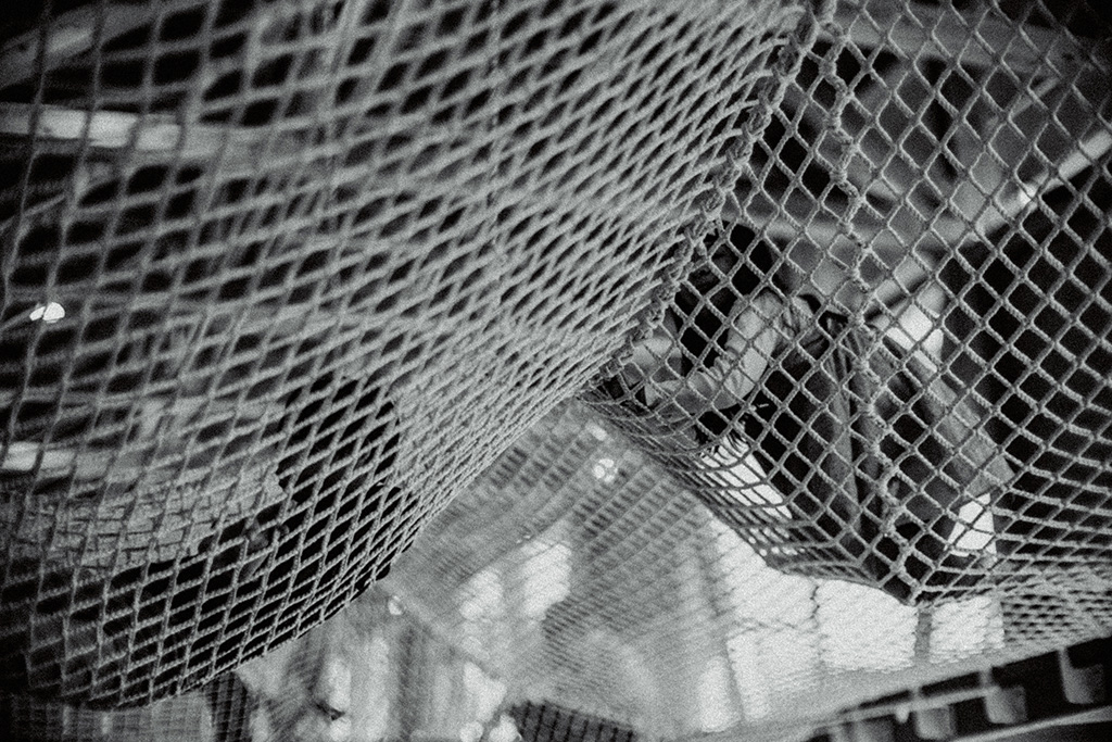 ネットで遊ぶ子供