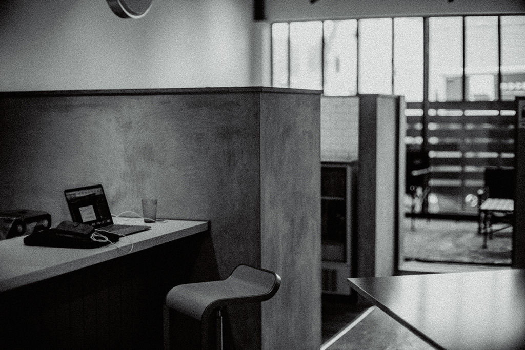 こびるでPC作業する風景