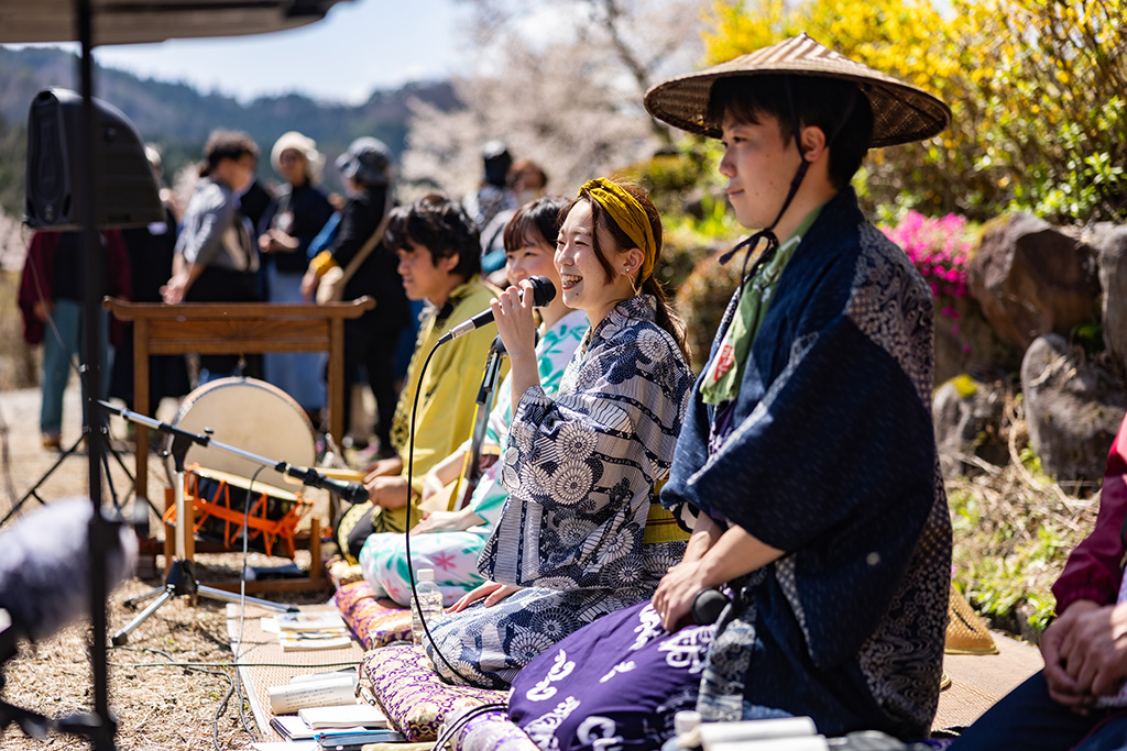 歌う前に口上する郡上節ガールズバンドと白鳥ボーイズバンド