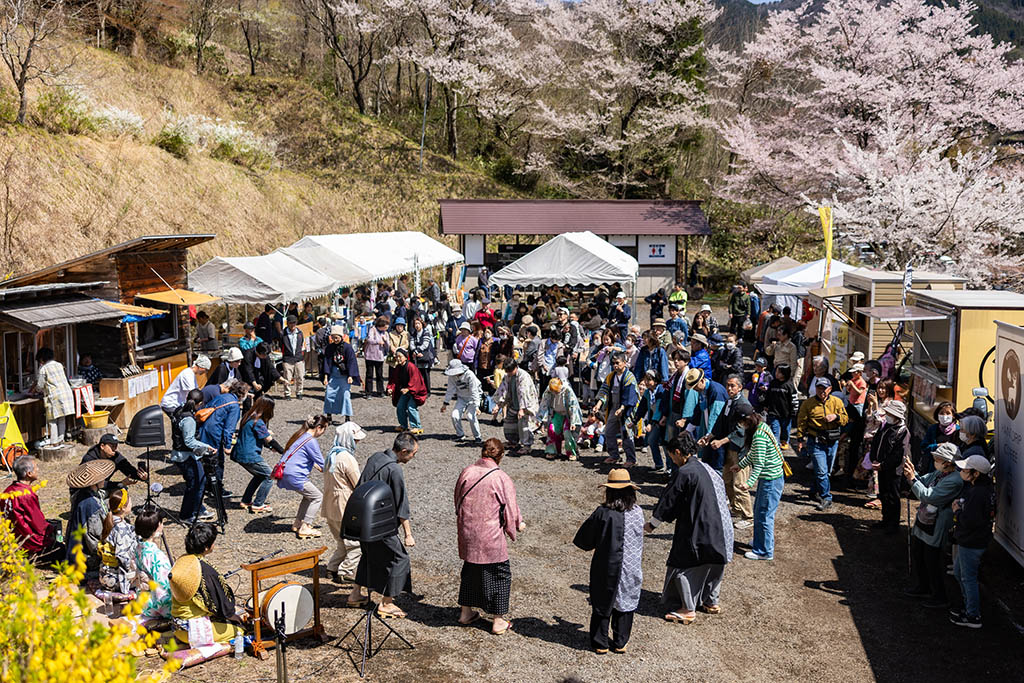 演奏に合わせ輪になり踊る人たち