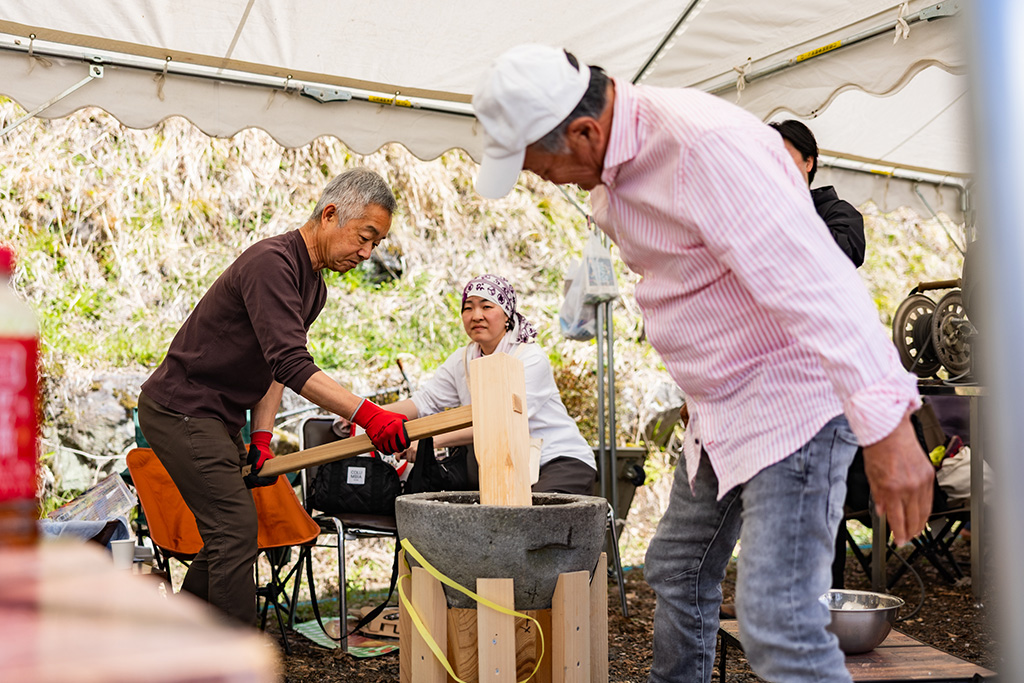 餅つきをする郡上放歌