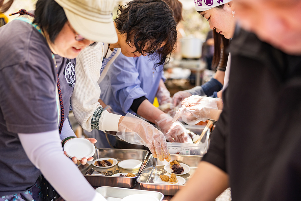 ついた餅を取り分け、きな粉とあんこをまぶす
