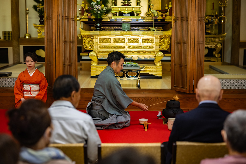 光蓮寺での邦楽の披露。茶音頭