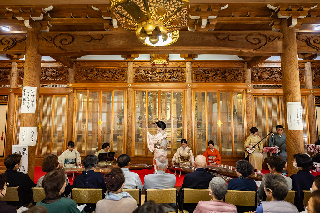 光蓮寺での邦楽の披露。琴、三味線の演奏で舞う女性