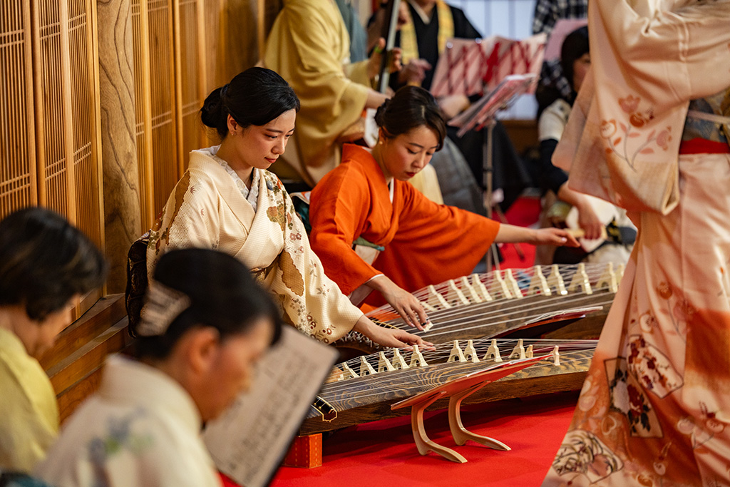光蓮寺での邦楽の披露。琴を弾く女性