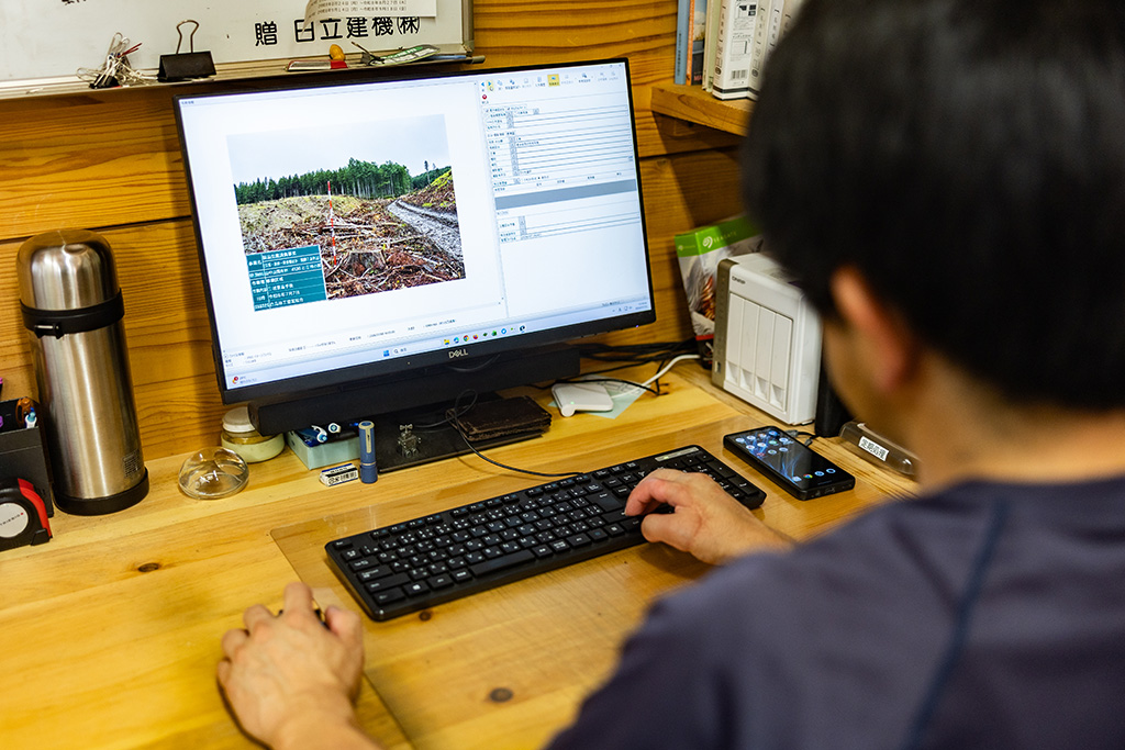 他部署の事務整理をする事務所メンバー