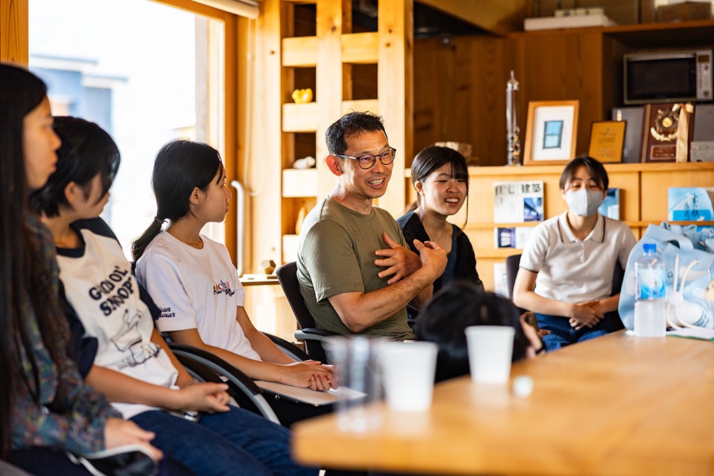 最後に参加した学生と感想を話し合う場。嬉しそうに語るもの森代表山口氏