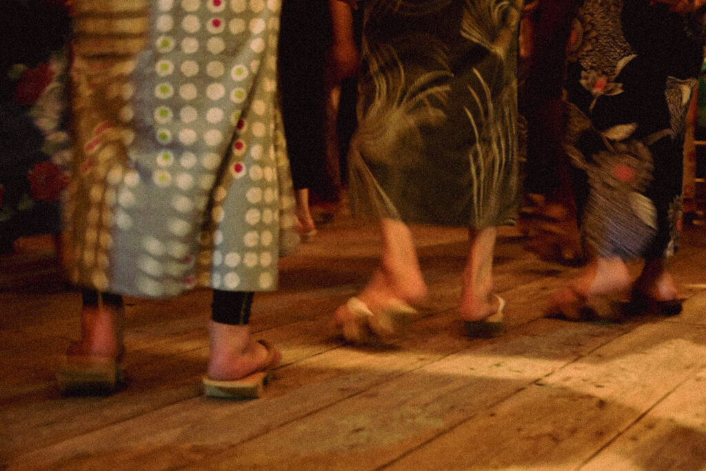 下駄を鳴らし舞うように踊る様子