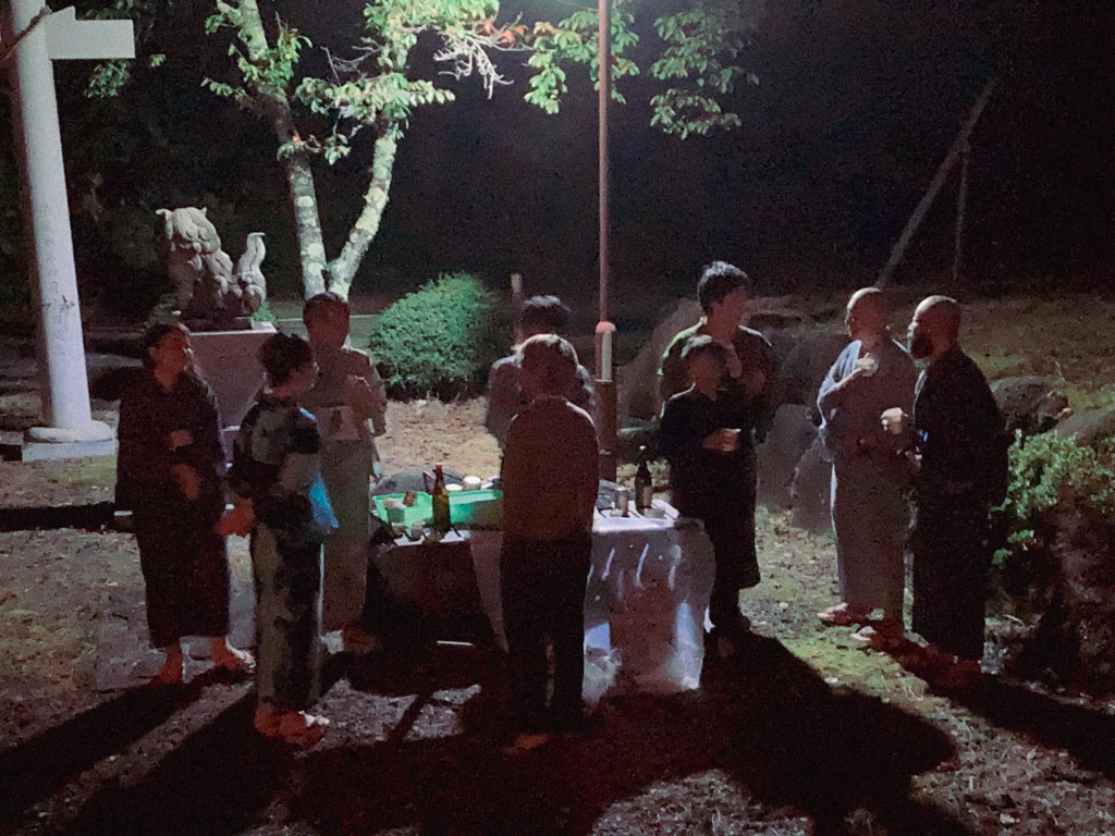 御神酒を飲みながら休憩する人たち